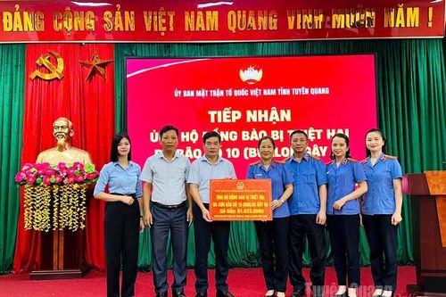 Viện Kiểm sát nhân dân tỉnh trao hỗ trợ khắc phục hậu quả do cơn bão số 10 gây ra