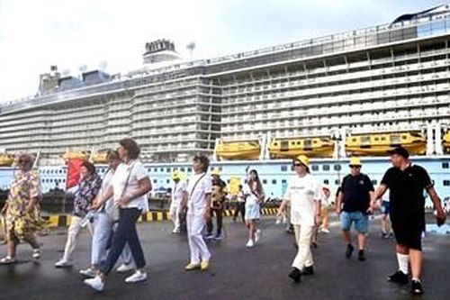 Tàu Ovation of the Seas chở hơn 4.000 hành khách cập cảng Chân Mây