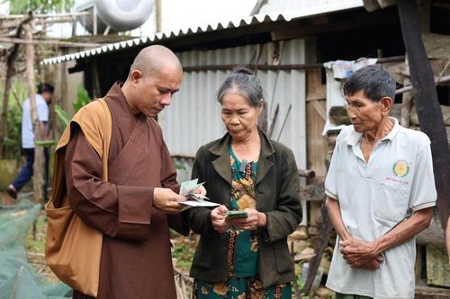 Các tự viện tổ chức hỗ trợ bà con vùng bão lũ và trao học bổng cho học sinh vượt khó