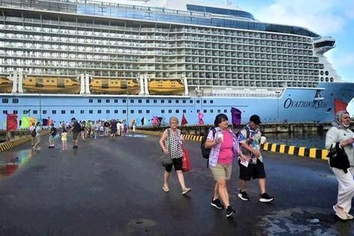 Huế: Tàu Ovation of the Seas chở hơn 4.000 hành khách cập cảng Chân Mây