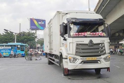 Hà Nội: Va chạm ô tô tải trước Bến xe Nước Ngầm, nữ sinh lớp 9 tử vong