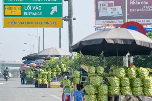 Cảnh sát tuần tra dọc chân cầu Thanh Trì dẹp nạn dừng xe mua ổi, đón trả khách tùy tiện