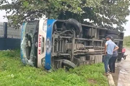 Khánh Hòa: Xe buýt đang chạy bất ngờ lật nghiêng khiến hành khách hoảng loạn