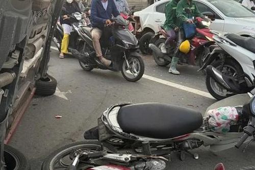 Ô tô con gây tai nạn liên hoàn tại giao lộ, nhiều xe máy bị húc văng