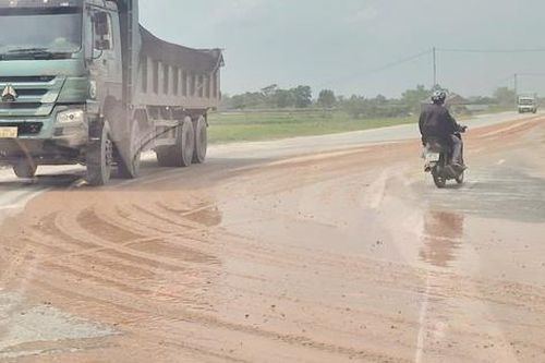 CSGT Bắc Ninh xử phạt hàng loạt xe tải tha đất ra đường bộ, làm mất ATGT