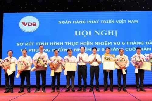Ngân hàng Phát triển Việt Nam: Đẩy mạnh phong trào thi đua, phấn đấu hoàn thành nhiệm vụ cơ cấu lại hoạt động