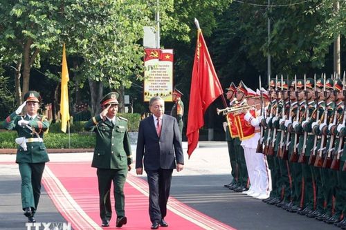 'Chăm lo xây dựng Lực lượng vũ trang Quân khu 1 vững mạnh toàn diện'