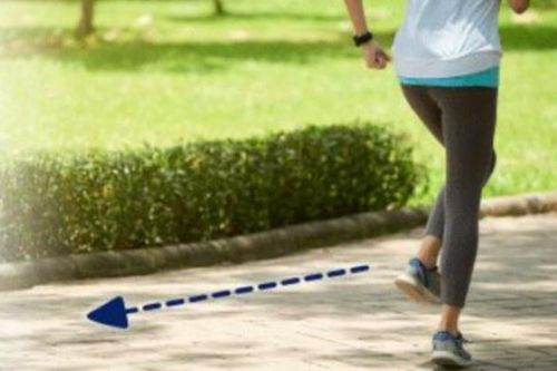 Lợi ích sức khỏe của việc đi bộ lùi