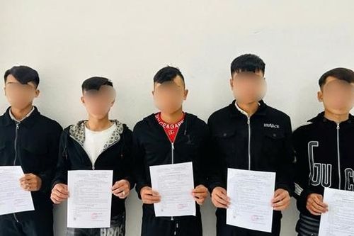 Mang hung khí đi gây rối trong đêm, 5 thanh thiếu niên bị khởi tố
