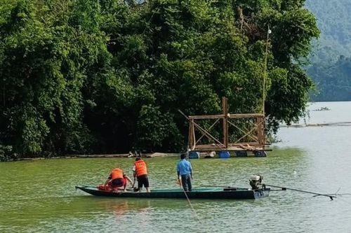 Người đàn ông uống bia trên nhà bè, đi vệ sinh rồi mất tích
