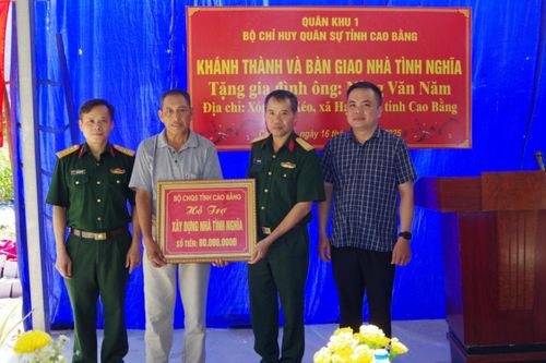 Bộ CHQS tỉnh trao kinh phí hỗ trợ xây dựng nhà tình nghĩa cho gia đình chính sách