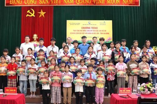 Sở Y tế trao học bổng cho 50 học sinh có hoàn cảnh khó khăn, vượt khó học giỏi tại xã Bảo Lâm