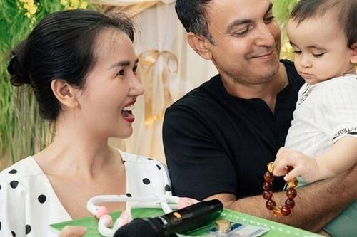 Phản ứng của chồng Võ Hạ Trâm khi con lai Ấn không chọn vàng tiền, chỉ lấy tràng hạt từ ông ngoại xuất gia trong tiệc thôi nôi