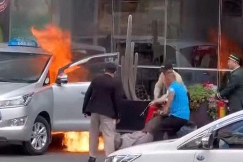 Vụ tài xế mắc kẹt trong xe taxi đang cháy: Nhân chứng kể lại giây phút giải cứu nghẹt thở