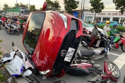 Ô tô tông liên hoàn nhiều phương tiện chờ đèn đỏ trên đường Mỹ Phước Tân Vạn