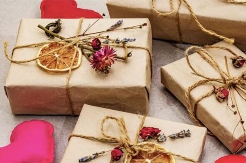 Phụ nữ thích quà gì ngày 20/10: Thẻ quà tặng, 'phong bì' không còn bị chê 'thô'