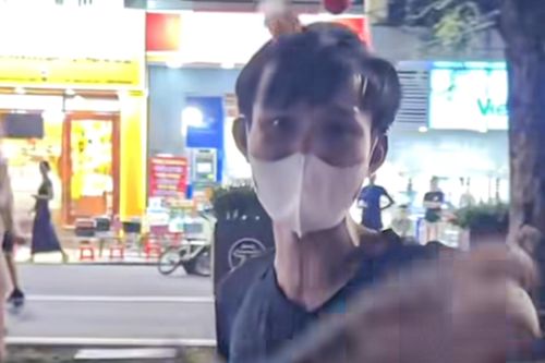 Vụ quấy rối du khách ở Hồ Gươm: Công an mời người bán hàng rong lên làm việc