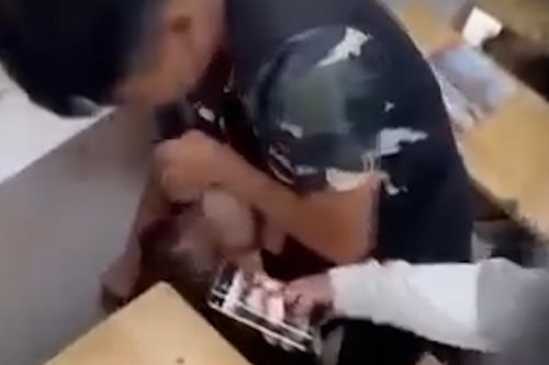 Công an vào cuộc vụ nam sinh ở Nghệ An đánh nhau với bạn nữ ngay trong lớp học
