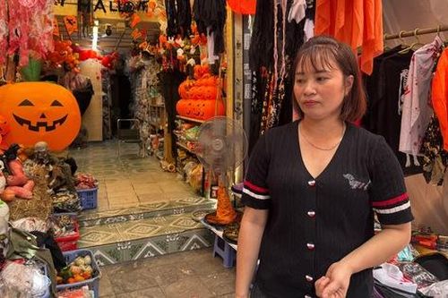 Phố Hàng Mã nhộn nhịp 'thay màu' sau Trung thu, sẵn sàng đón Halloween