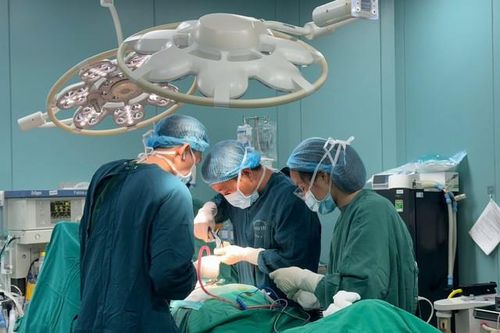 Cứu người đàn ông bị nhiễm trùng nặng do nhiễm vi khuẩn đa kháng sau phẫu thuật