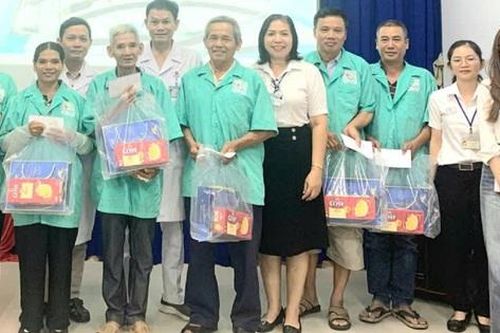 Nhiều bệnh nhân ở BVĐK Khánh Hòa được truyền thông về bệnh gout và nhận quà
