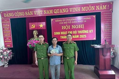 Công an phường Việt Hưng hỗ trợ người dân nhận lại tài sản bị rơi