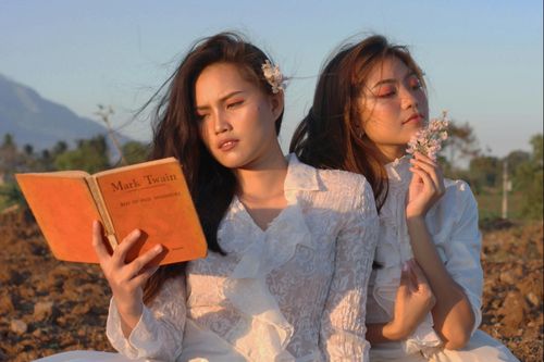 Đọc sách cũng bị chỉ trích 'phông bạt'