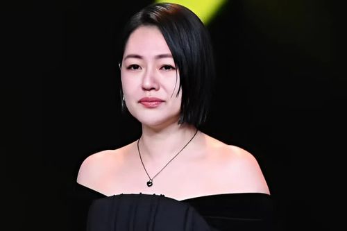 Em gái đeo vòng cổ chứa tro cốt Từ Hy Viên