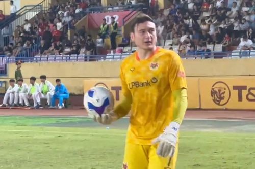 Văn Lâm hỏi giờ phóng viên trong trận gặp CLB Hà Nội