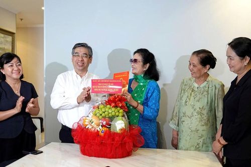 Lãnh đạo TP.HCM thăm văn nghệ sĩ tiêu biểu