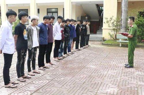 Bắt giữ 15 thanh thiếu niên mang hung khí gây náo loạn đường phố