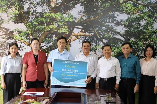 NXBGDVN chia sẻ khó khăn với ngành giáo dục Tuyên Quang sau mưa lũ