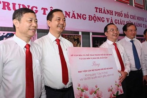 Trao tặng Không gian 'Cây tri thức' và 126.000 quyển sách cho Học viện Cán bộ Thành phố Hồ Chí Minh