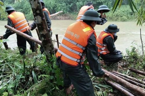 Huế khẩn trương ứng phó sạt lở, bảo vệ nhà dân ven sông tại Chân Mây-Lăng Cô
