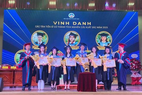 Đại học Kinh tế quốc dân khai giảng và trao bằng cho 66 tân tiến sĩ