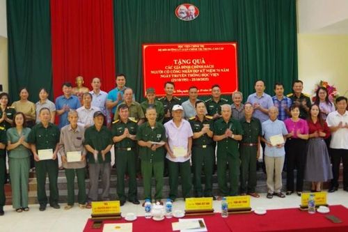 Học viện Chính trị, Bộ Quốc phòng trao quà tặng gia đình chính sách, người có công