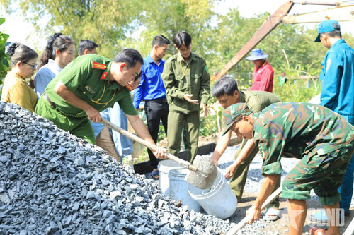 Khởi công đường nông thôn chào mừng kỷ niệm 80 năm Ngày truyền thống Lực lượng vũ trang Quân khu 7