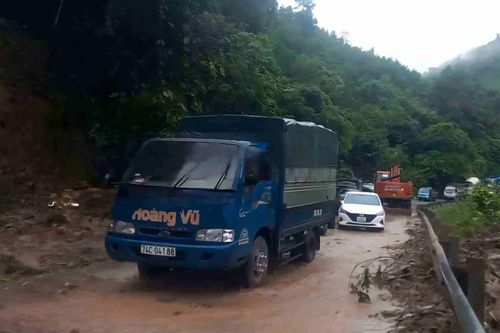 Khắc phục sạt lở, ngập lụt ở các tỉnh miền Trung: Thông tuyến tạm thời đường Hồ Chí Minh nhánh Tây