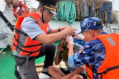 Kịp thời cứu sống ngư dân gặp tai nạn lao động trên biển