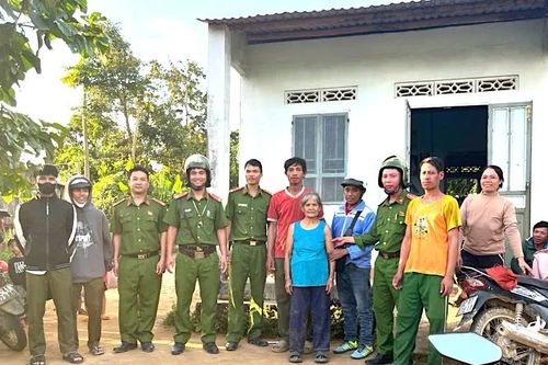 Quảng Ngãi: Công an băng rừng tìm được cụ bà 95 tuổi đi lạc