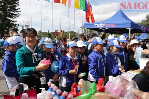 Lâm Đồng: Học sinh đổi rác độc hại lấy quà tặng