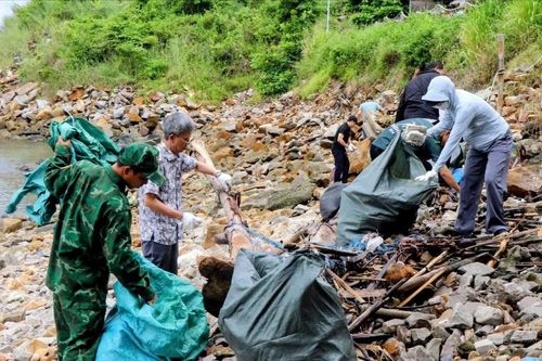 Chung tay làm sạch bãi biển tại Côn Đảo
