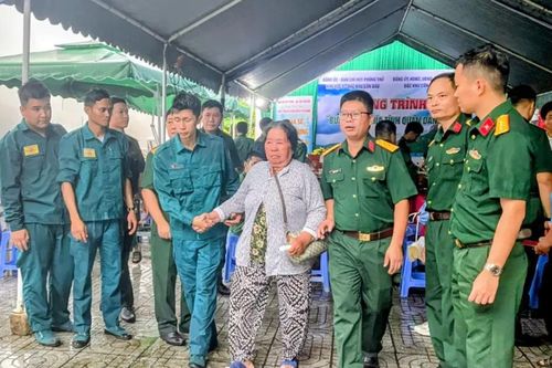 Tổ chức 'Bữa cơm nghĩa tình quân dân' ở đặc khu Côn Đảo