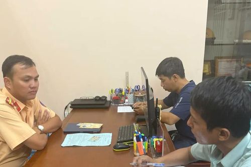 Xử lý người điều khiển ô tô chèn ép nhau trên đường