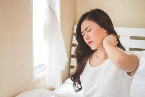 Xoa bóp trị vẹo cổ khi ngủ dậy