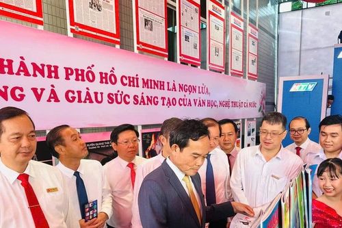 TPHCM trao tặng 'Cây tri thức' và 126.000 quyển sách lan tỏa văn hóa đọc