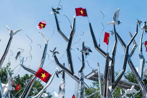 Nghệ sĩ Tia-Thủy Nguyễn sắp ra mắt tác phẩm nghệ thuật công cộng 'Kết đoàn'