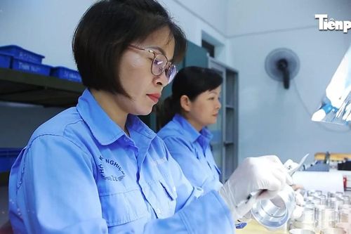 Những bóng hồng 'chăm sóc' ngòi đạn để tổng lắp vũ khí cho Quân đội