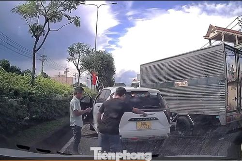 Thót tim cảnh xe tải và ô tô con rượt đuổi, chèn ép nhau trên đường ở TPHCM