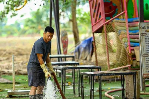 Bãi đá sông Hồng tan hoang sau ngập lụt, bùn phủ dày nửa mét